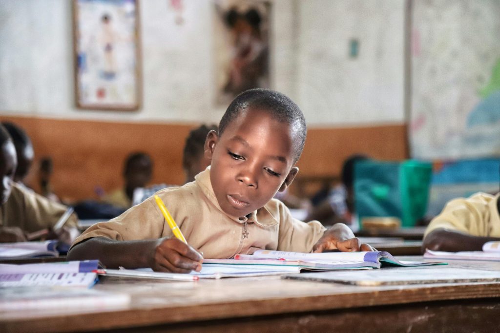 enfant d'afrique scolarisé