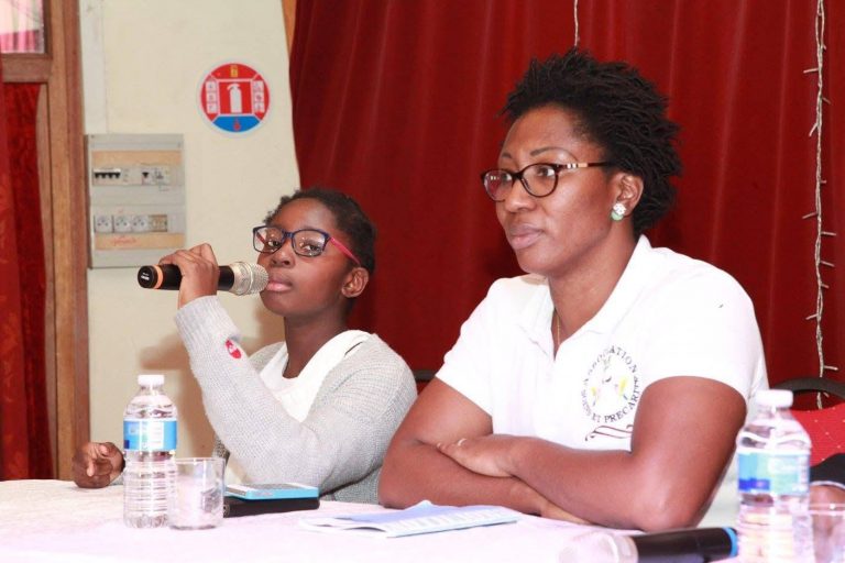 une fille atteinte de drepanocytose avec sa maman à ses côtés