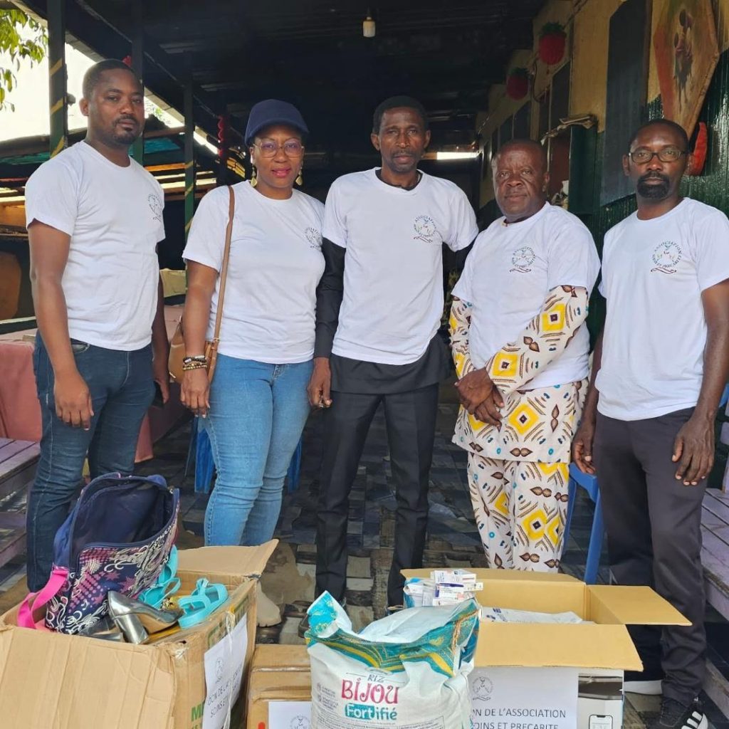 bénévoles de l'aasociation asoprec entrain de faire des dons dans un orphelinat au cameroun